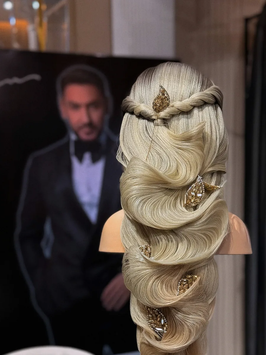 Sculpted cascade with gold details